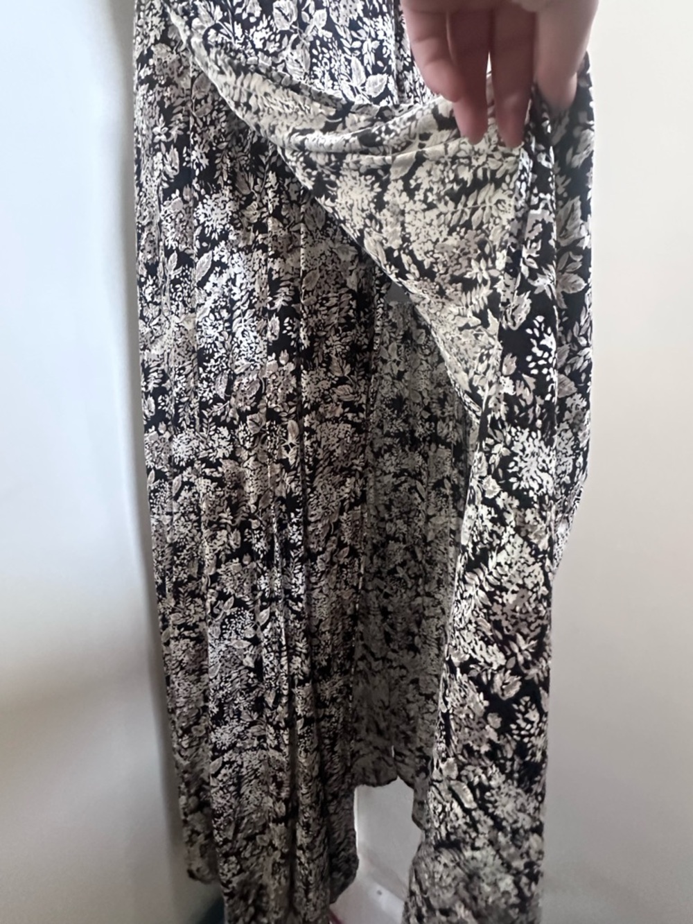 Pampelone Valentina Maxi Dress Black and Cream Floral V-Neck - Picture 10 of 12